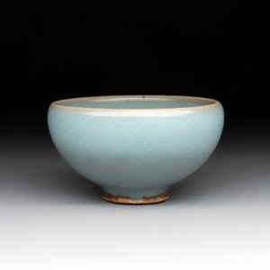 A small Chinese blue-glazed 'jun' tea cup with a wooden box, Song/Yuan — photo 1
