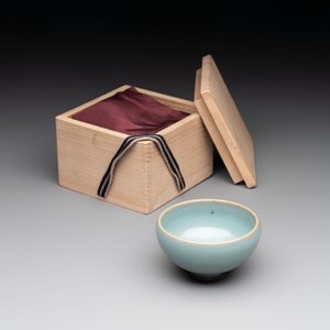A small Chinese blue-glazed 'jun' tea cup with a wooden box, Song/Yuan — photo 2