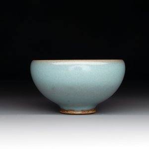 A small Chinese blue-glazed 'jun' tea cup with a wooden box, Song/Yuan — photo 3