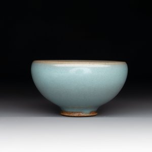 A small Chinese blue-glazed 'jun' tea cup with a wooden box, Song/Yuan — photo 4