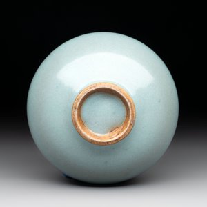 A small Chinese blue-glazed 'jun' tea cup with a wooden box, Song/Yuan — photo 6