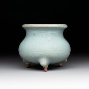 A small Chinese blue-glazed 'jun' tripod censer, Jin/Yuan — photo 1