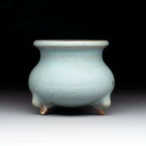 A small Chinese blue-glazed 'jun' tripod censer, Jin/Yuan — photo 2