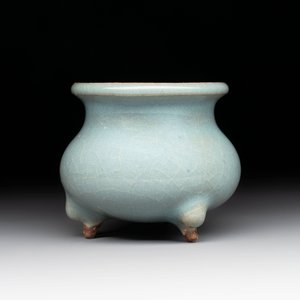 A small Chinese blue-glazed 'jun' tripod censer, Jin/Yuan — photo 3