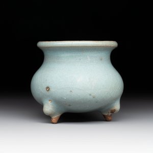 A small Chinese blue-glazed 'jun' tripod censer, Jin/Yuan — photo 4