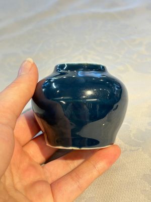 A small Chinese blue-glazed water pot, Wanli mark and of the period — 照片 1