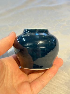 A small Chinese blue-glazed water pot, Wanli mark and of the period — 照片 2
