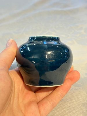 A small Chinese blue-glazed water pot, Wanli mark and of the period — 照片 3