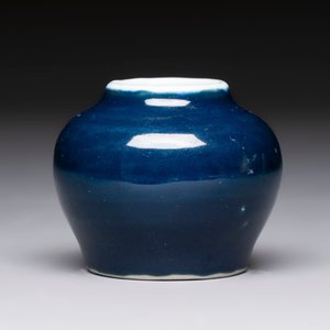 A small Chinese blue-glazed water pot, Wanli mark and of the period — 照片 3