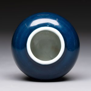 A small Chinese blue-glazed water pot, Wanli mark and of the period — 照片 5
