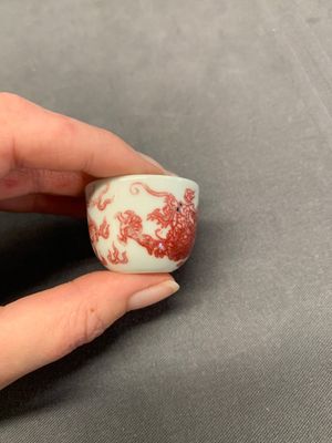 A small Chinese blue, white and copper-red 'dragon' wine cup, Lang Jin Ge Zhi 郎唫閣製 mark, 19/20th C. — photo 1