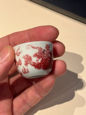 A small Chinese blue, white and copper-red 'dragon' wine cup, Lang Jin Ge Zhi 郎唫閣製 mark, 19/20th C. — photo 11