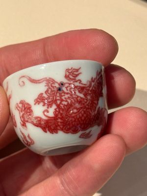A small Chinese blue, white and copper-red 'dragon' wine cup, Lang Jin Ge Zhi 郎唫閣製 mark, 19/20th C. — photo 12