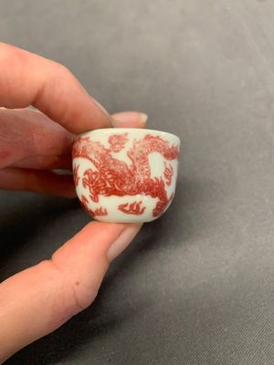 A small Chinese blue, white and copper-red 'dragon' wine cup, Lang Jin Ge Zhi 郎唫閣製 mark, 19/20th C. — photo 3