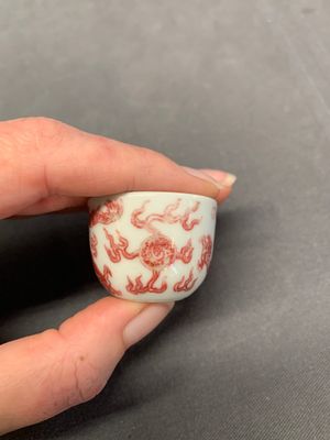 A small Chinese blue, white and copper-red 'dragon' wine cup, Lang Jin Ge Zhi 郎唫閣製 mark, 19/20th C. — photo 4