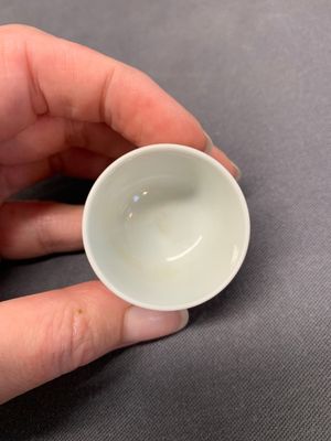A small Chinese blue, white and copper-red 'dragon' wine cup, Lang Jin Ge Zhi 郎唫閣製 mark, 19/20th C. — photo 5