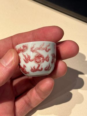 A small Chinese blue, white and copper-red 'dragon' wine cup, Lang Jin Ge Zhi 郎唫閣製 mark, 19/20th C. — photo 10