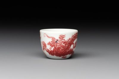 A small Chinese blue, white and copper-red 'dragon' wine cup, Lang Jin Ge Zhi 郎唫閣製 mark, 19/20th C.