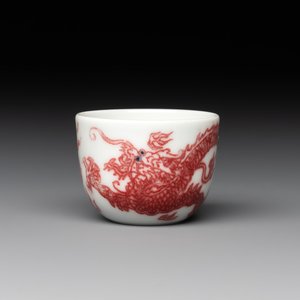 A small Chinese blue, white and copper-red 'dragon' wine cup, Lang Jin Ge Zhi 郎唫閣製 mark, 19/20th C. — photo 1