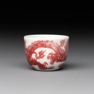 A small Chinese blue, white and copper-red 'dragon' wine cup, Lang Jin Ge Zhi 郎唫閣製 mark, 19/20th C. — photo 2