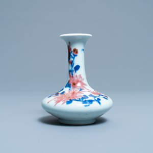 A small Chinese blue, white and underglaze red bottle vase with floral design, Republic — photo 2