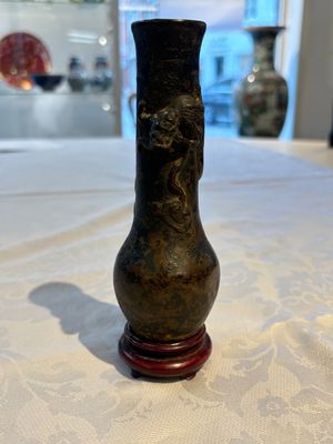 A small Chinese bronze vase with a chilong on a wooden stand, Yuan — foto 1