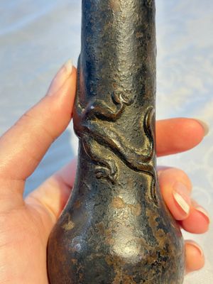 A small Chinese bronze vase with a chilong on a wooden stand, Yuan — foto 11