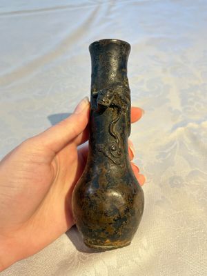 A small Chinese bronze vase with a chilong on a wooden stand, Yuan — foto 2