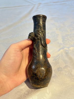 A small Chinese bronze vase with a chilong on a wooden stand, Yuan — foto 3