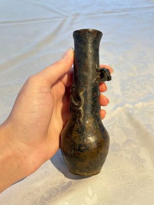 A small Chinese bronze vase with a chilong on a wooden stand, Yuan — foto 4