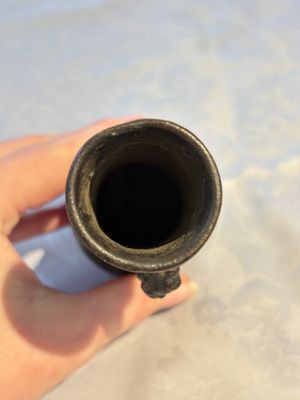 A small Chinese bronze vase with a chilong on a wooden stand, Yuan — foto 5