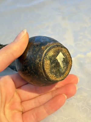 A small Chinese bronze vase with a chilong on a wooden stand, Yuan — foto 7