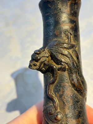 A small Chinese bronze vase with a chilong on a wooden stand, Yuan — foto 10
