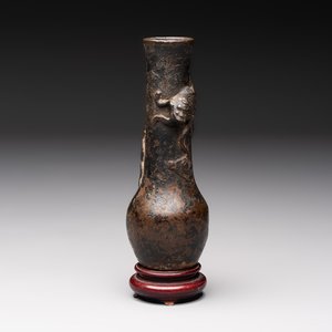 A small Chinese bronze vase with a chilong on a wooden stand, Yuan — foto 1
