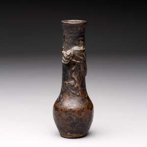 A small Chinese bronze vase with a chilong on a wooden stand, Yuan — foto 2