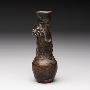 A small Chinese bronze vase with a chilong on a wooden stand, Yuan — foto 3