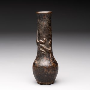 A small Chinese bronze vase with a chilong on a wooden stand, Yuan — foto 4
