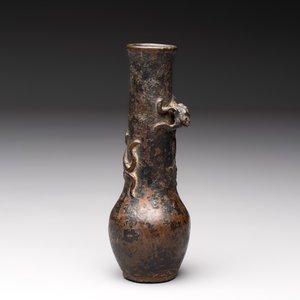 A small Chinese bronze vase with a chilong on a wooden stand, Yuan — foto 5