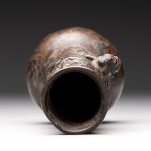 A small Chinese bronze vase with a chilong on a wooden stand, Yuan — foto 6