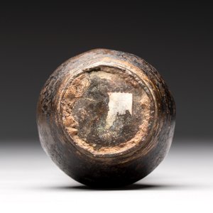 A small Chinese bronze vase with a chilong on a wooden stand, Yuan — foto 7
