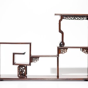 A small Chinese carved wood display, 19/20th C. — photo 3