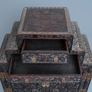 A small Chinese carved wooden 'dragon' cabinet, Republic — 照片 11