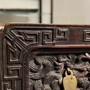 A small Chinese carved wooden 'dragon' cabinet, Republic — 照片 12