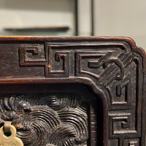 A small Chinese carved wooden 'dragon' cabinet, Republic — 照片 14