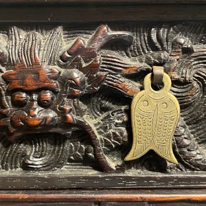 A small Chinese carved wooden 'dragon' cabinet, Republic — 照片 15