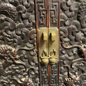 A small Chinese carved wooden 'dragon' cabinet, Republic — 照片 19