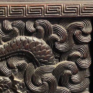 A small Chinese carved wooden 'dragon' cabinet, Republic — 照片 45