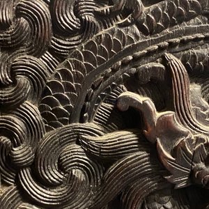 A small Chinese carved wooden 'dragon' cabinet, Republic — 照片 47