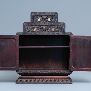 A small Chinese carved wooden 'dragon' cabinet, Republic — 照片 8