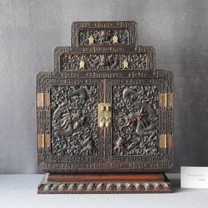 A small Chinese carved wooden 'dragon' cabinet, Republic — 照片 84